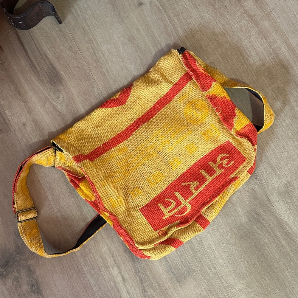 *SUMMER SALE* 100% recycled messenger bag - Picture 2 of 5